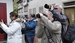 vier Fotografen mit Kamera im Anschlag